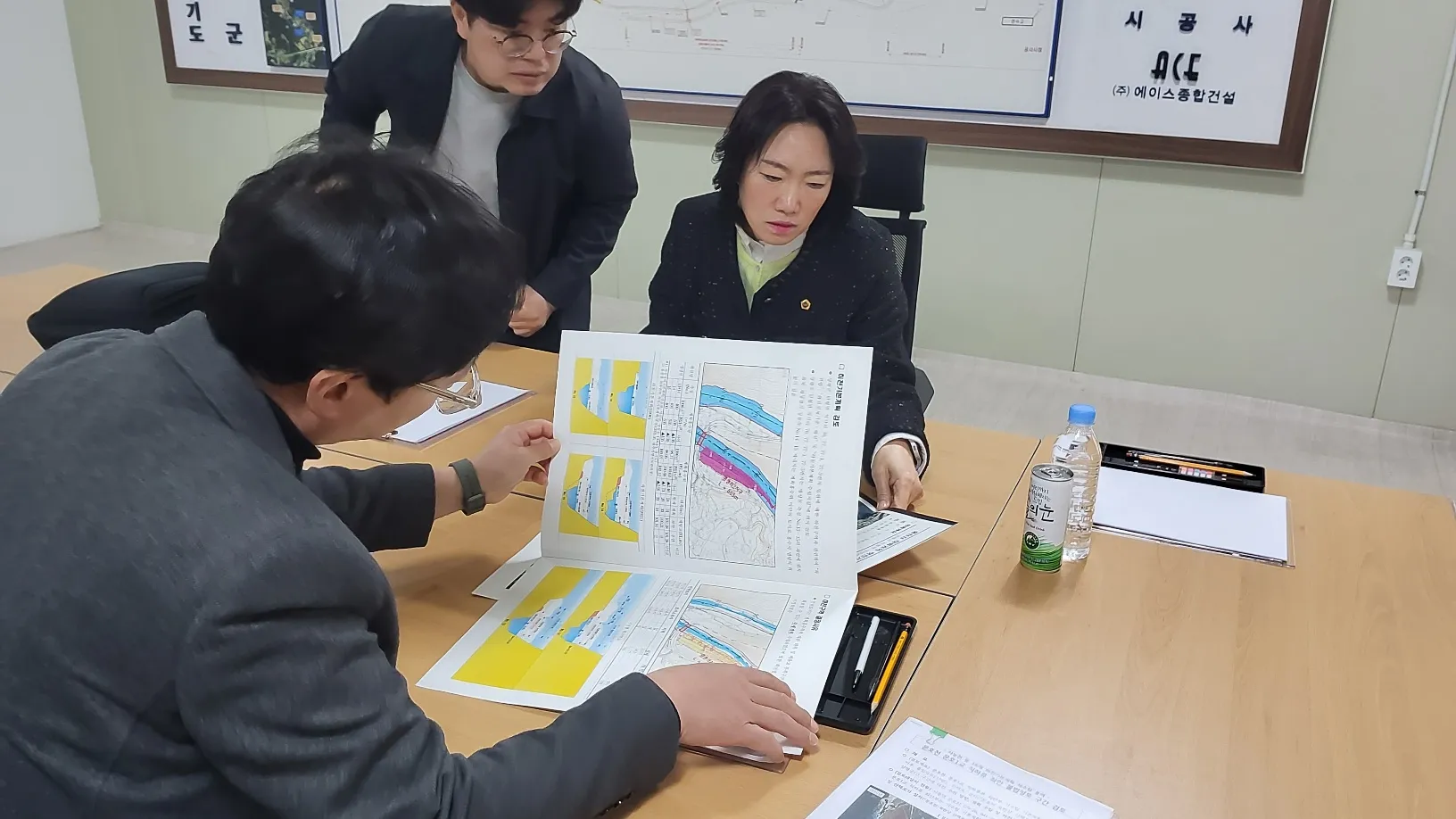 이혜원 의원이 간담회에서 실무 관계자들과 함께 하천정비기본계획을 살펴보고 있다.
