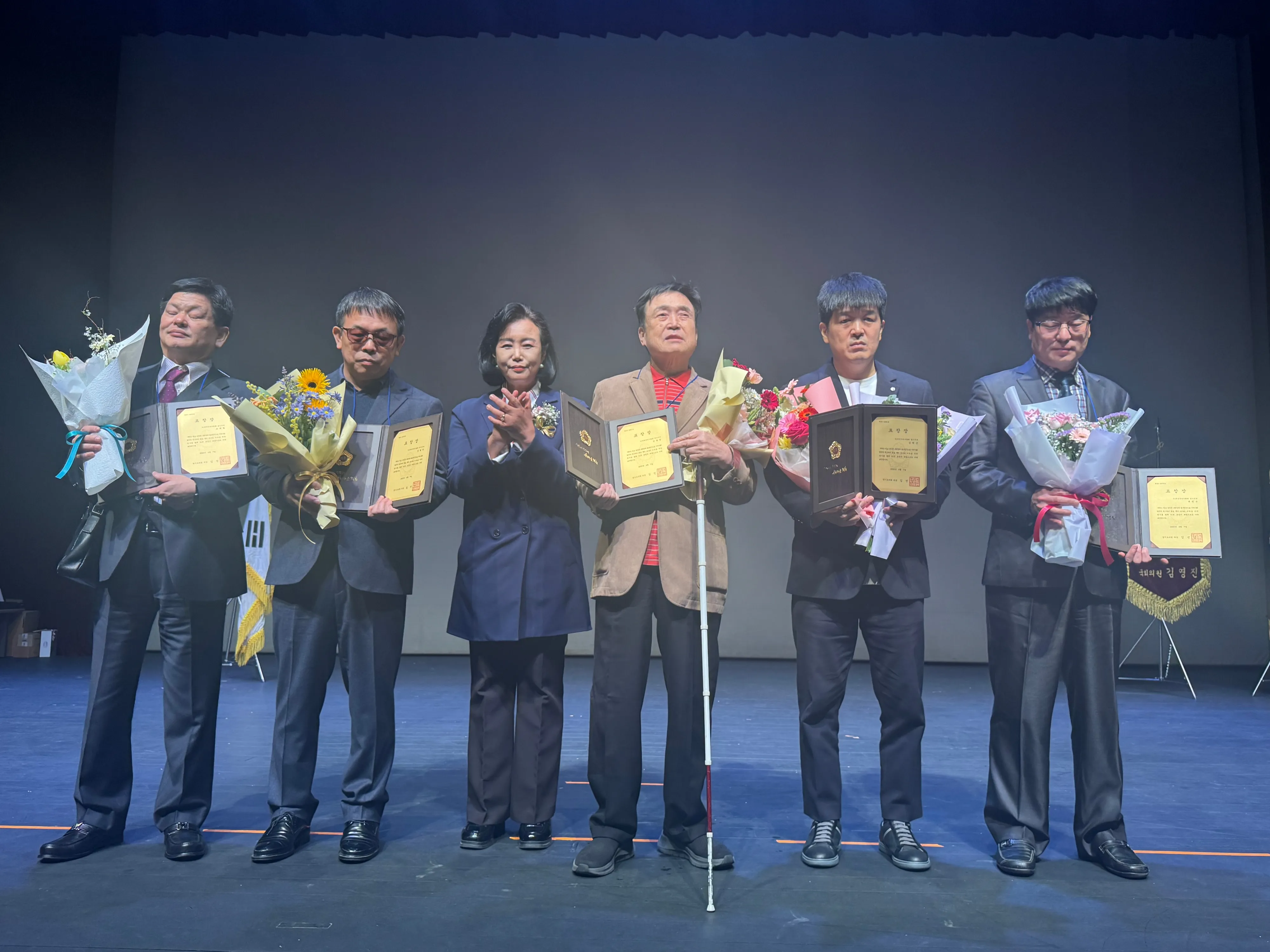 ‘대한안마사협회 경기지부 창립 54주년 및 안마의료봉사단 창립 20주년 기념식’에서 정윤경 경기도의회 부의장과 참석자들이 유공자 표창 수여 후 기념촬영을 하고 있다.