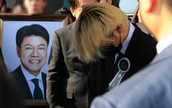 장제원 전 국회의원의 발인식이 열린 4일 오전 부산 해운대구 해운대백병원 장례식장에서 아들 노엘이 아버지 영정사진 앞에서 고개를 숙인 채 슬픔에 잠겨 있다. 2025.4.4 연합뉴스