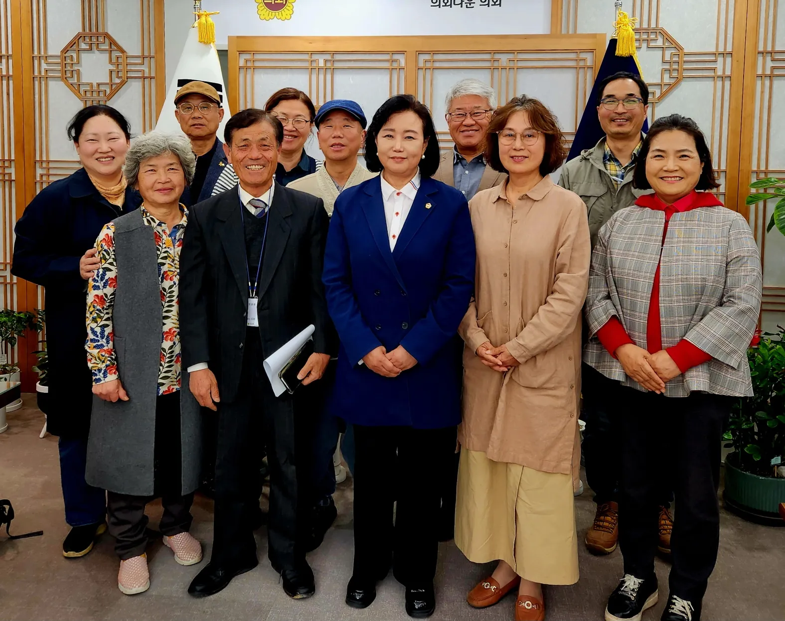 정윤경 부의장이 경기도도시농업시민협의회 회원들과 정담회를 마친 후 함께 기념촬영을 하고 있다.