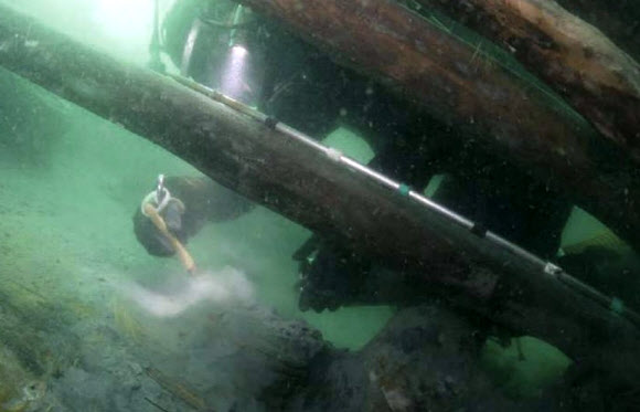 국립해양유산연구소가 올해 충남 태안군 마도 인근 해역에서 조선시대 조운선인 마도 4호선 선체를 인양할 예정이라고 8일 밝혔다. 사진은 2015년 ‘마도 4호선’ 조사 모습. 2025.4.8  국립해양유산연구소 제공