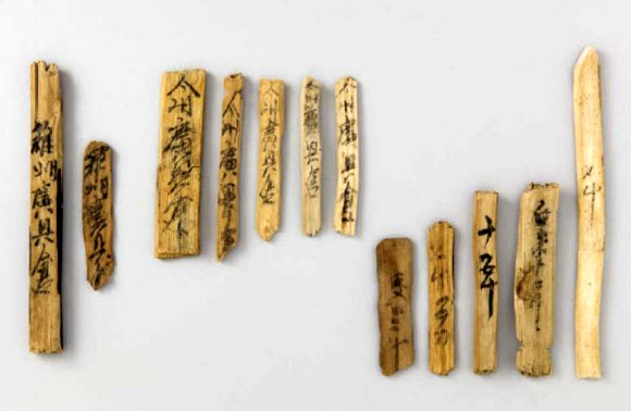 국립해양유산연구소가 올해 충남 태안군 마도 인근 해역에서 조선시대 조운선인 마도 4호선 선체를 인양할 예정이라고 8일 밝혔다. 사진은 ‘마도 4호선’에서 나온 출수 목간. 2025.4.8  국립해양유산연구소 제공