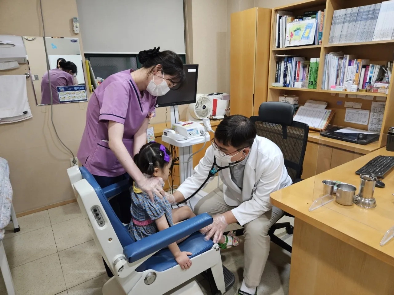 순천 달빛어린이병원에서 한 어린이가 진료를 받고 있다.  
순천시 제공.