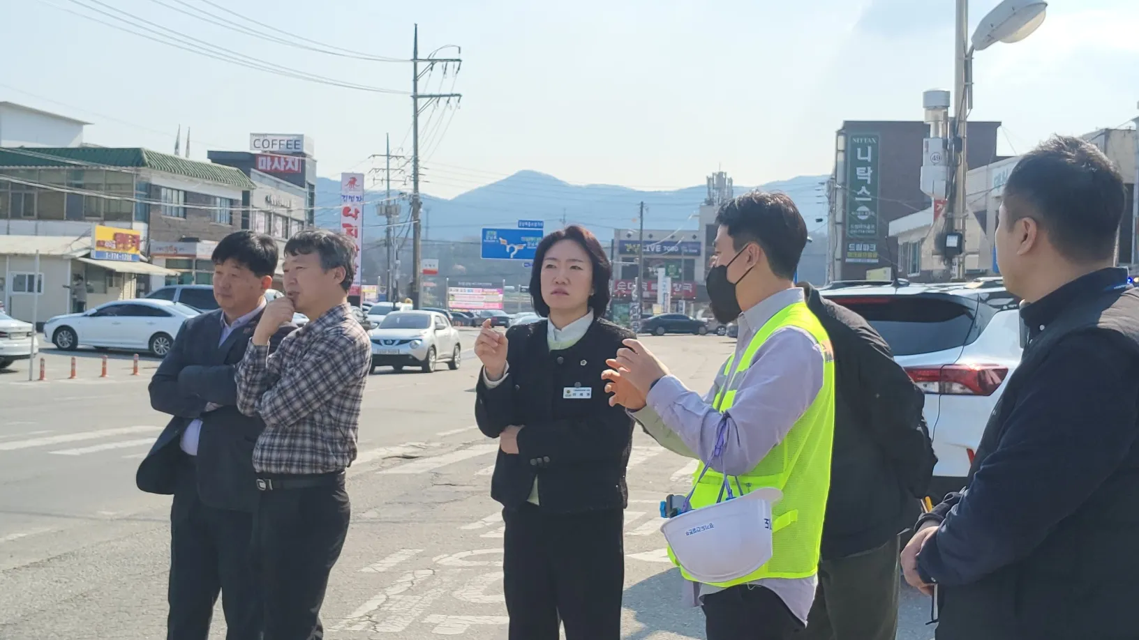 이혜원 의원이 관계자들과 함께 양평대교 인도 구간을 둘러보고 보행자의 안전과 편의를 고려한 근본적인 개선 방안을 논의하고 있다.