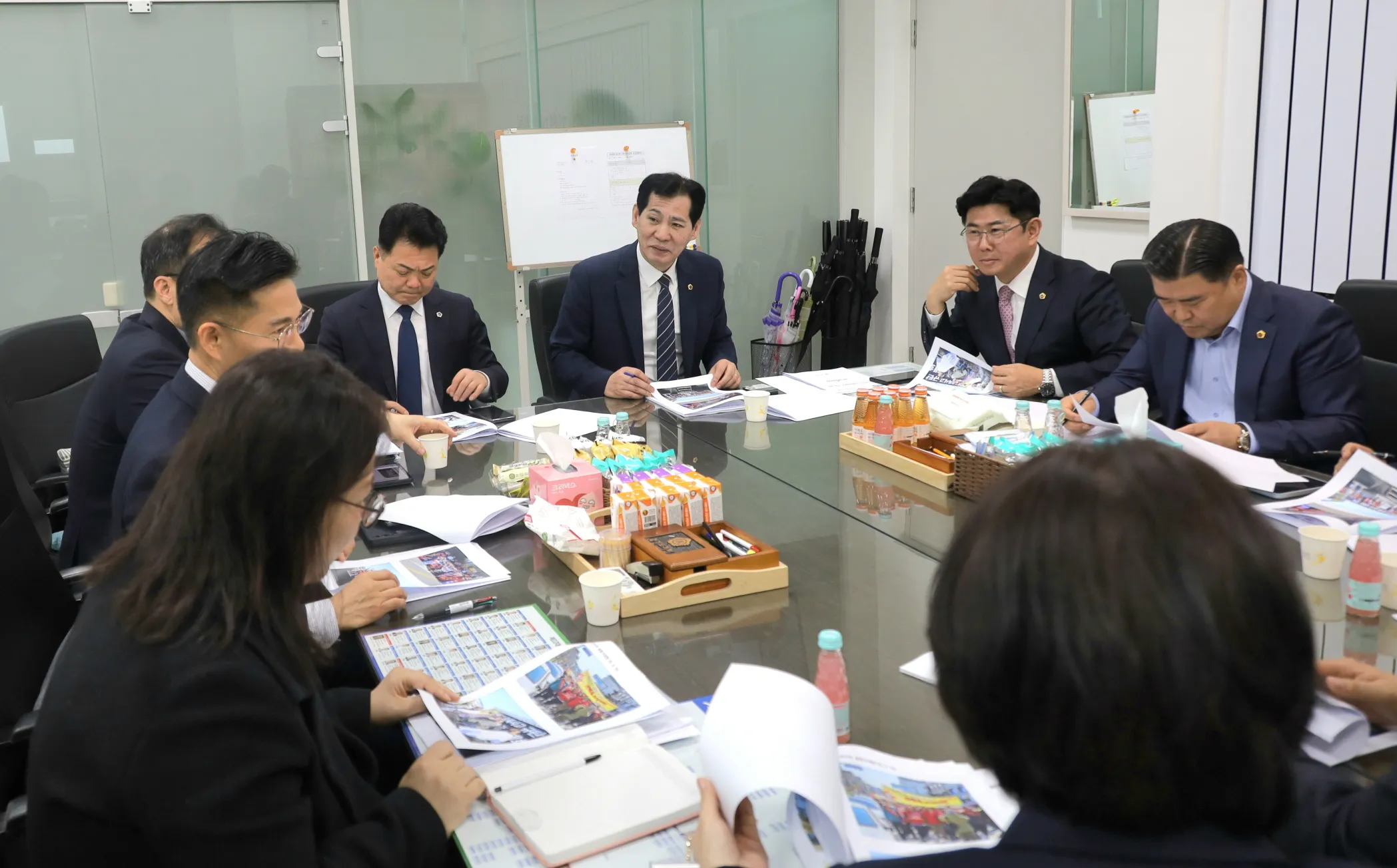 4월 8일, 경기도의회 기획재정위원회 소회의실에서 열린 정담회에서 이영봉 의원과 참석 도의원들이 관계 공무원들과 함께 ‘경기북부 접경지역 기회발전특구 지정’을 위한 방안을 논의하고 있다.