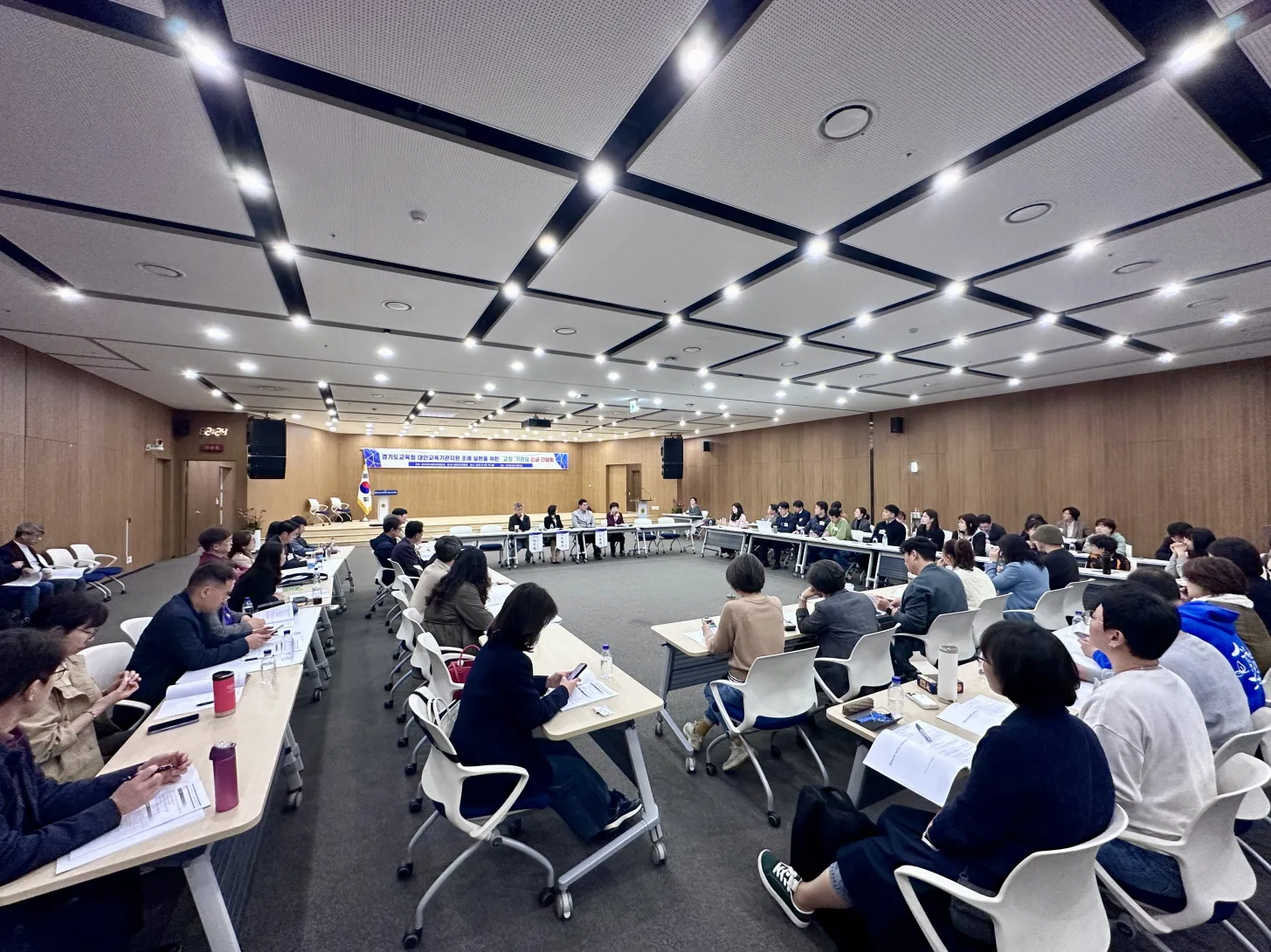 도내 대안교육기관 교장 및 기관장, 학부모 등 관계자들이 참여한 가운데 간담회가 진행되고 있다.