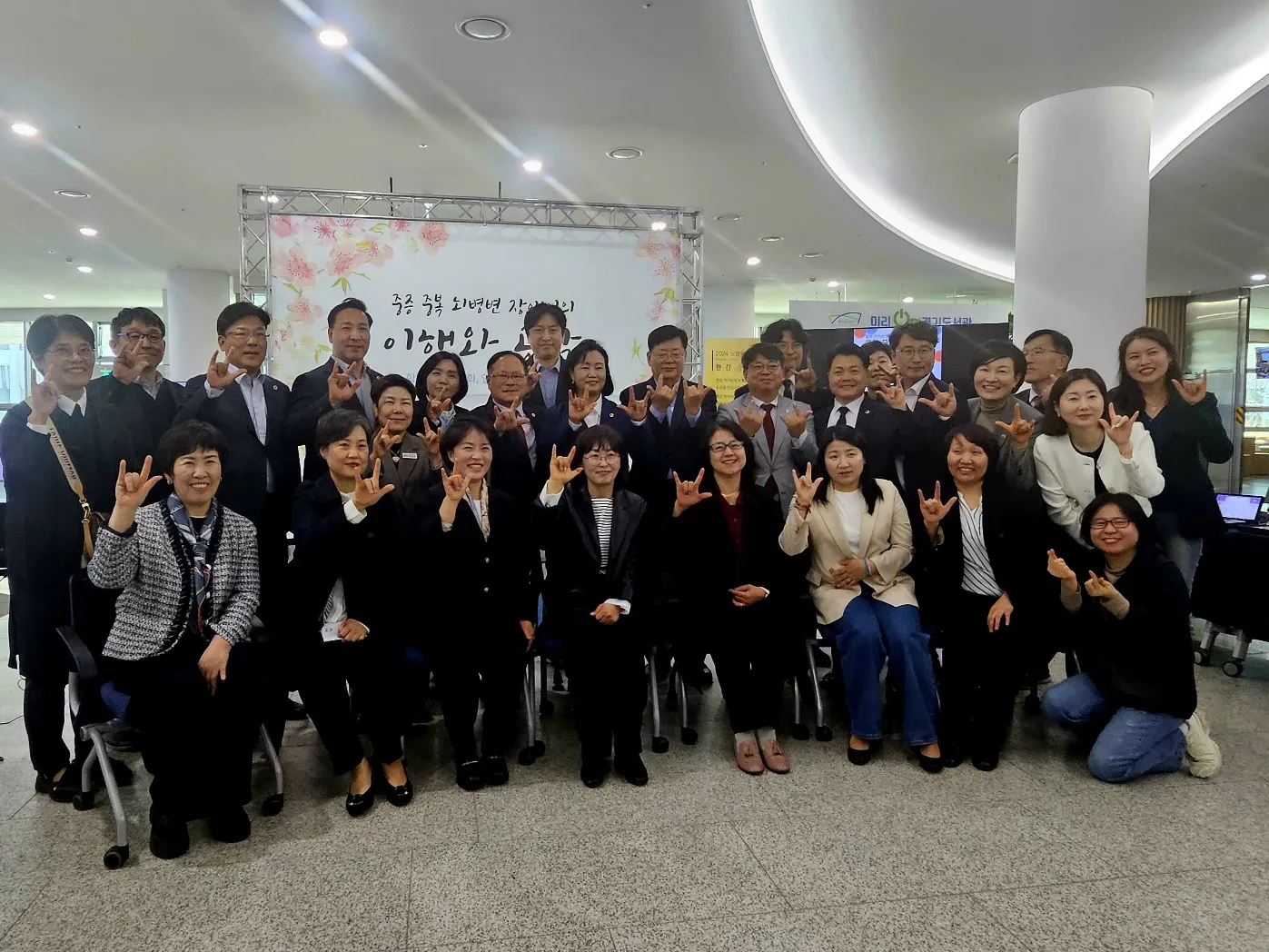 ‘중증 중복 뇌병변 장애인의 이해와 공감’ 전시행사에서 박재용의원과 경기중증·중복뇌병변장애인 부모회를 비롯한 참석자들이  기념촬영을 하고 있다.