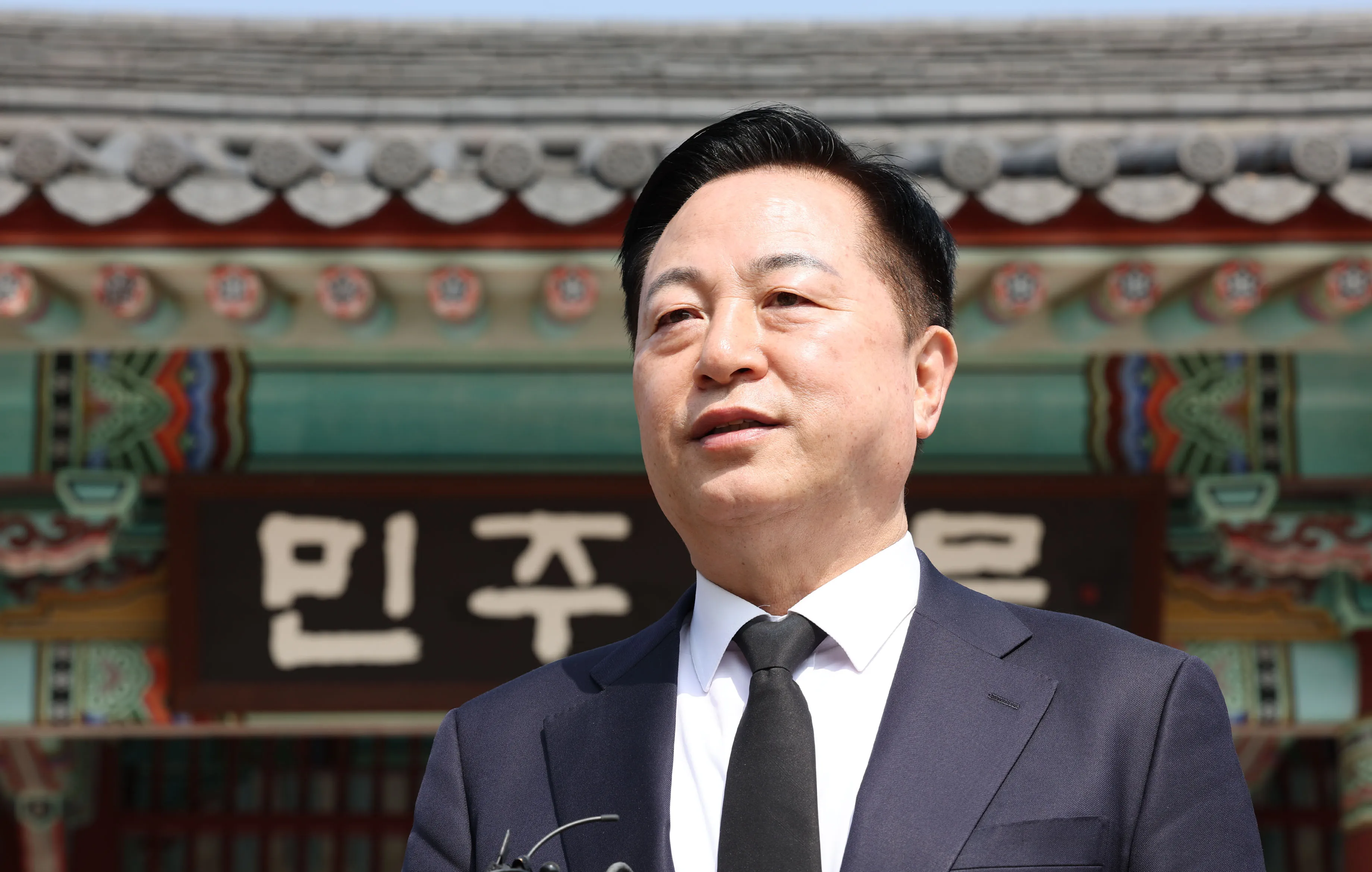 김두관 “분권형 개헌 필요”  대선 출마를 선언한 김두관 전 의원이 지난 8일 광주 북구 운정동 5·18국립민주묘지 참배 후 취재진에게 답하고 있다. 2025.4.8