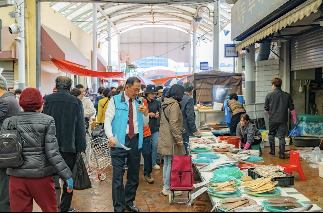 관광객들이 아랫장상인회장과 시장투어를 하고 있다.