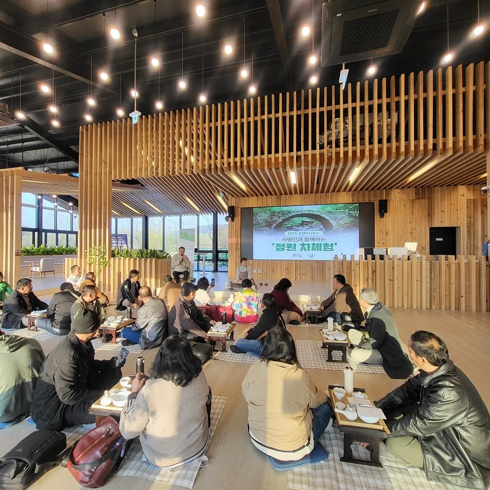 참가자들이 차 체험을 즐기고 있다.