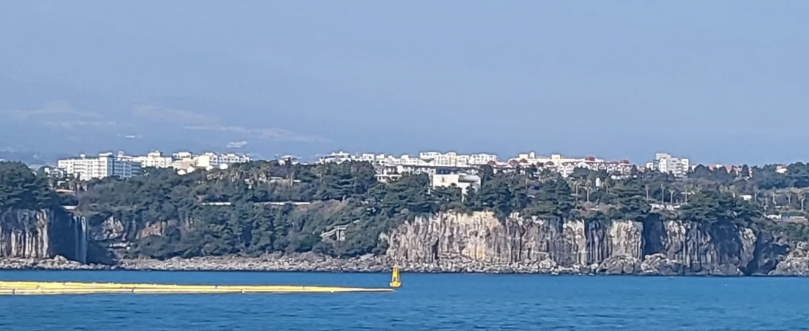 서귀포 앞바다에서 바라본 서귀포 시가지의 모습. 제주 강동삼 기자