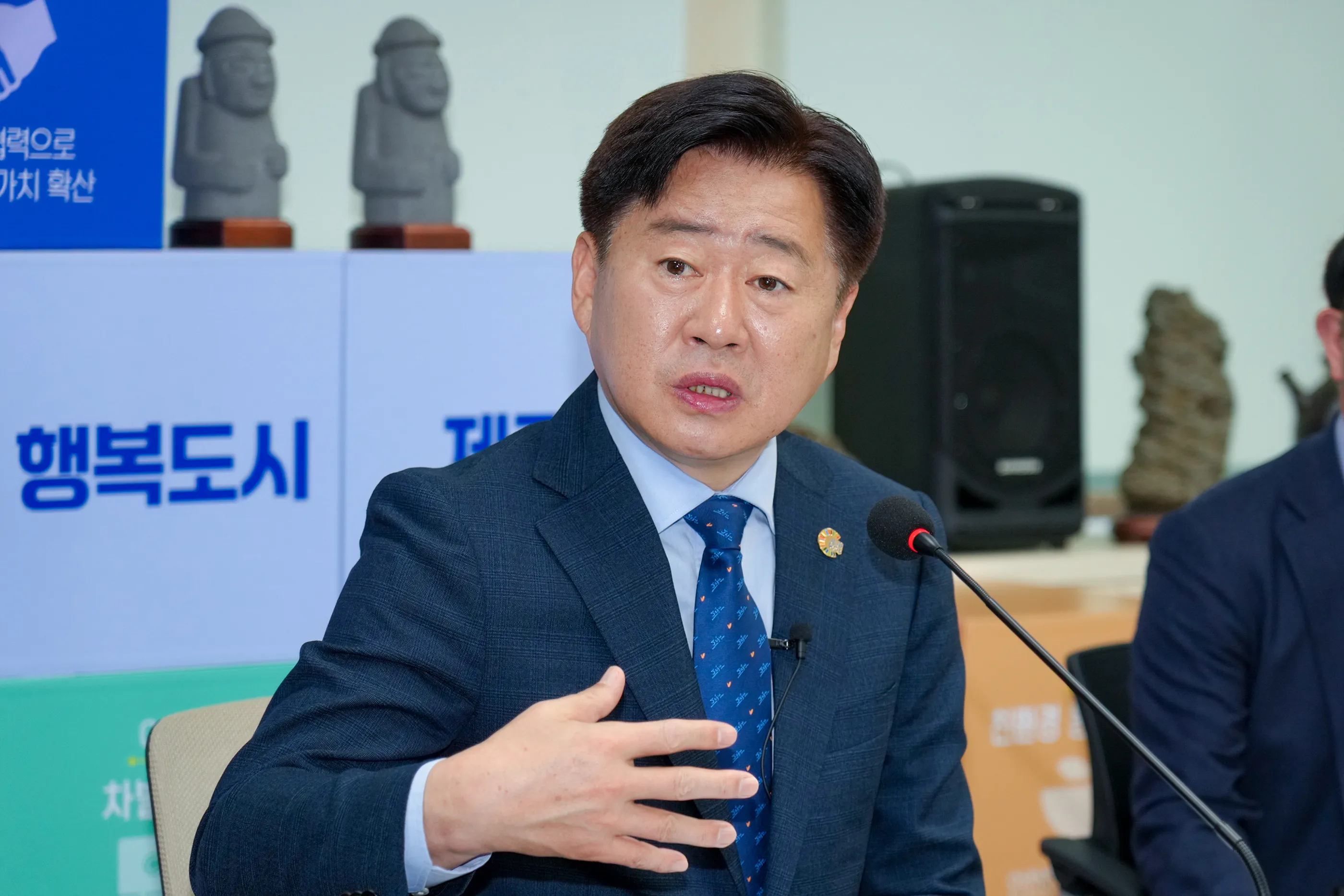 오영훈 제주지사가 10일 도청 2층 소통회의실에서 기자 간담회을 열고 있다. 제주도 제공