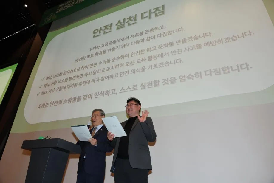 안전 실천 다짐을 하는 박상혁 교육위원장(오른쪽)