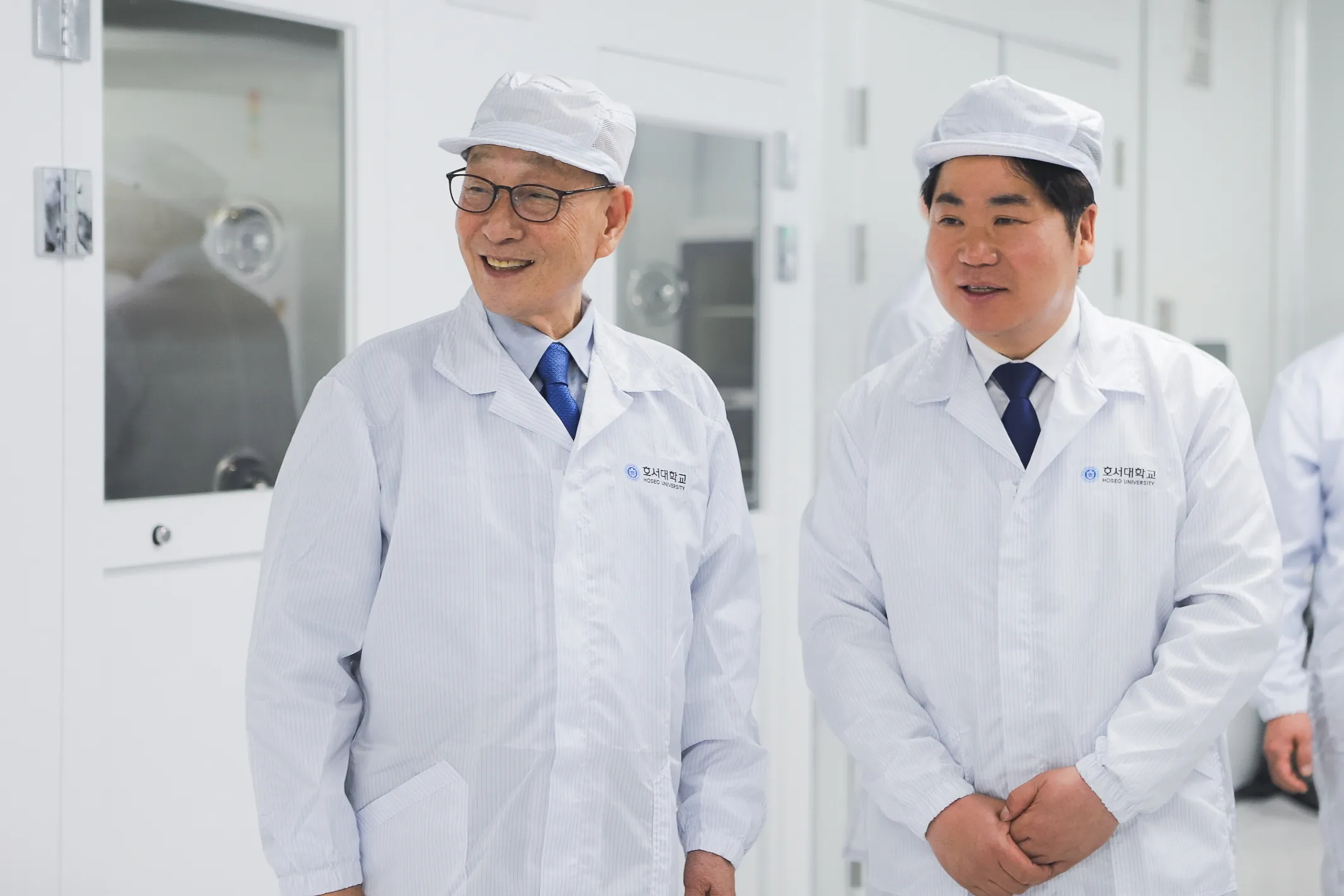 호서대 강일구 총장(왼쪽)꽈 오세현 아산시장이 반도체 패키지 LAB을 시찰하고 있다. 호서대 제공