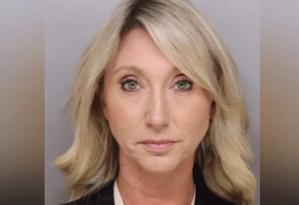 자신의 10대 제자와 성관계를 맺은 혐의로 재판에 넘겨진 미국의 한 40대 여교사가 유죄를 인정한 가운데, 이혼 소송에서 “남편이 나를 방치했다”고 주장한 것으로 전해졌다. 사진은 성폭행 혐의를 받는 여교사 에밀리 너틀리(43). 해밀턴 카운티 보안관 사무소