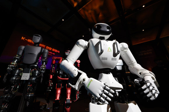 10일 서울 중구 플라자호텔에서 열린 K-휴머노이드 연합 출범식에 에이로봇, 레이보우로보틱스, 로브로스, 블루로빈의 휴머노이드 로봇이 전시돼있다. 2025.4.10  연합뉴스