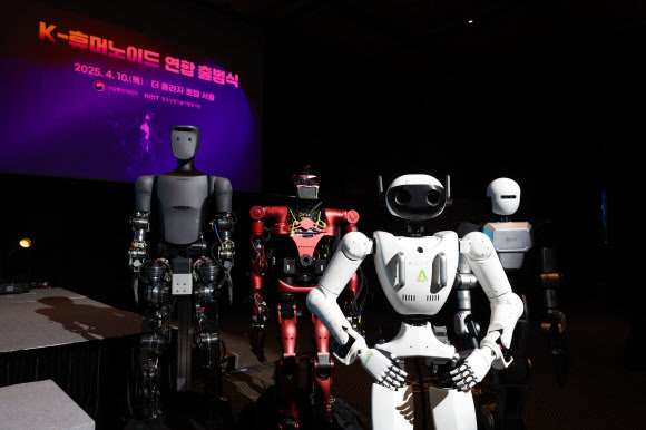 10일 서울 중구 플라자호텔에서 열린 K-휴머노이드 연합 출범식에 에이로봇, 레이보우로보틱스, 로브로스, 블루로빈의 휴머노이드 로봇이 전시돼있다. 2025.4.10  연합뉴스
