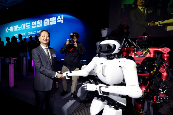 안덕근 산업통상자원부 장관이 10일 서울 중구 플라자호텔에서 열린 K-휴머노이드 연합 출범식에서 ‘에이로봇’과 기념촬영하고 있다. 2025.4.10  연합뉴스