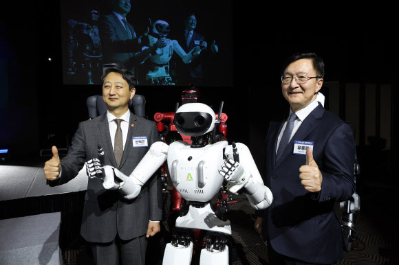 안덕근 산업통상자원부 장관(왼쪽)과 유홍림 서울대학교 총장이 10일 서울 중구 플라자호텔에서 열린 K-휴머노이드 연합 출범식에서 ‘에이로봇’과 기념촬영하고 있다. 2025.4.10  연합뉴스