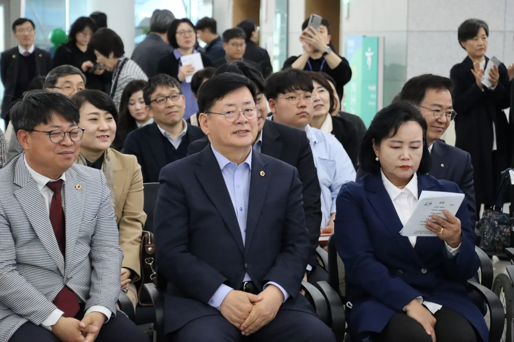 이선구 의원(가운데)이  ‘중증·중복 뇌병변장애인의 이해와 공감’ 전시회에서 정윤경 경기도의회 부의장(오른쪽)을 비롯한 동료 의원들 및 관계자들과 함께 식전 공연을 보고 있다.