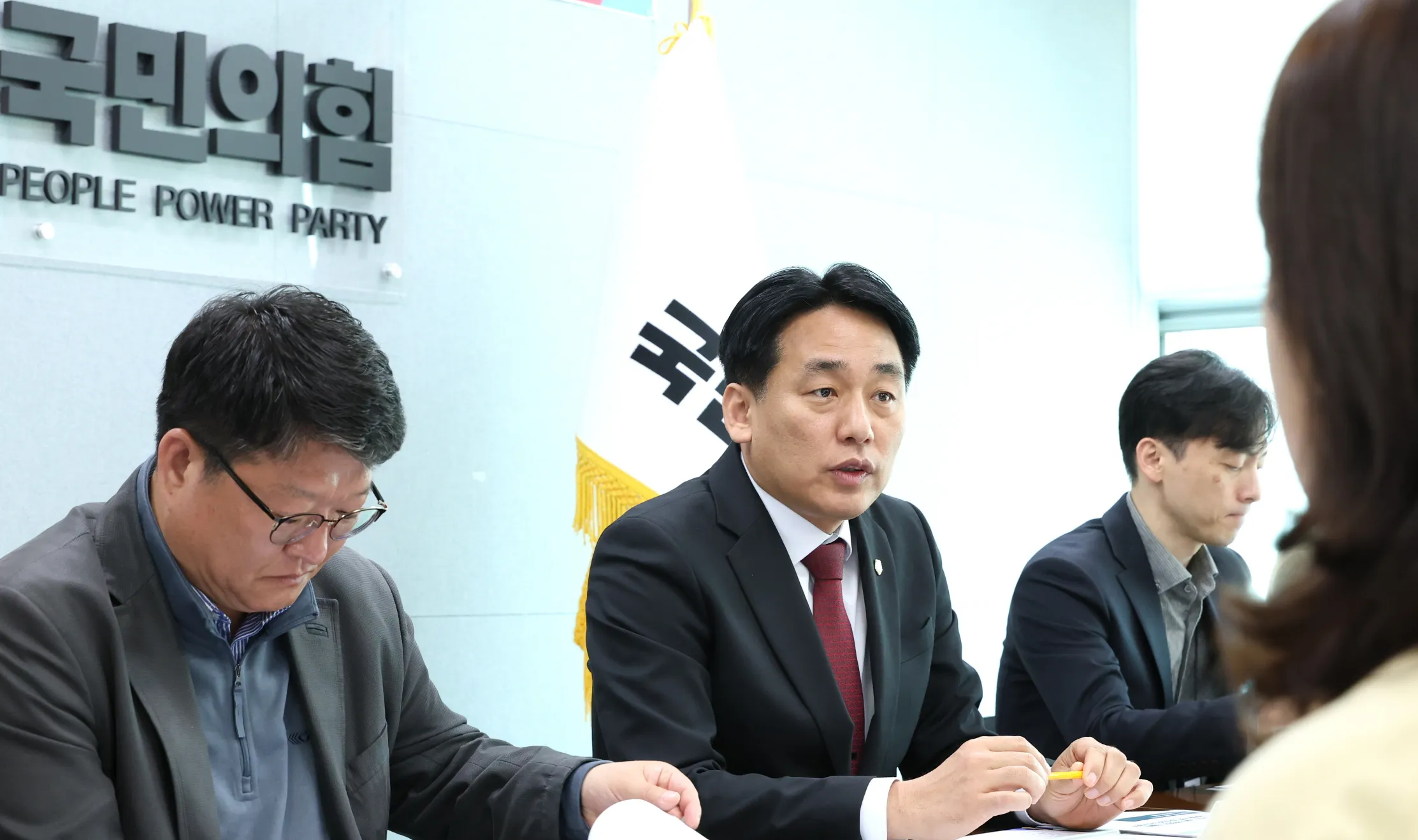 ‘경기도 자치단체와 교육지원청의 협력 체계 구축을 위한 정책연구용역 착수보고회’ 회의에서 의견을 말하고 있는 이은주 의원.