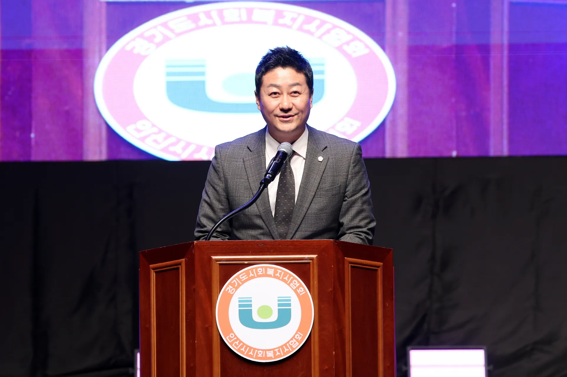 김진경 의장이 4월 10일, 안산문화예술의전당에서 열린 ‘제21회 경기도사회복지사대회’에 참석해 축사를 하며, 사회복지사들에게 응원과 격려의 메시지를 보내고 있다.