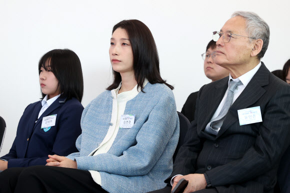 유인촌 문화체육관광부 장관과 ‘배구여제’ 김연경을이 11일 서울 송파구 올림픽파크텔에서 열린 페어플레이 그라운드 착공식에 참석하고 있다. 2025.4.11 연합뉴스