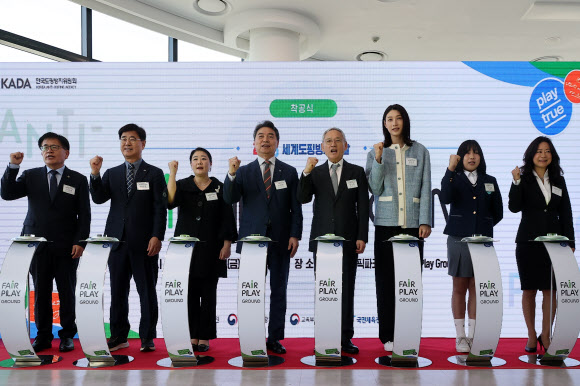 유인촌 문화체육관광부 장관과 ‘배구여제’ 김연경을 비롯한 관계자들이 11일 서울 송파구 올림픽파크텔에서 열린 페어플레이 그라운드 착공식에서 기념촬영을 하고 있다. 2025.4.11 연합뉴스