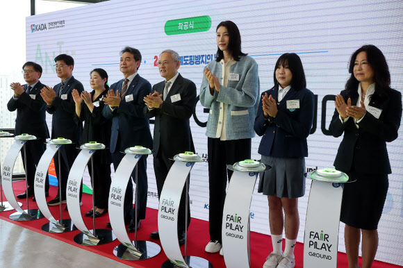 유인촌 문화체육관광부 장관과 ‘배구여제’ 김연경을 비롯한 관계자들이 11일 서울 송파구 올림픽파크텔에서 열린 페어플레이 그라운드 착공식에서 기념촬영을 하고 있다. 2025.4.11 연합뉴스