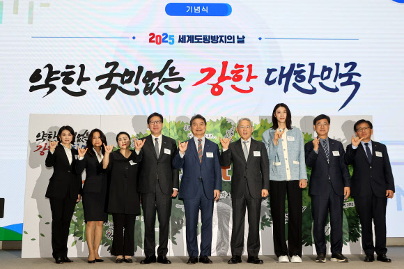 유인촌 문화체육관광부 장관과 ‘배구여제’ 김연경을 비롯한 관계자들이 11일 서울 송파구 올림픽파크텔에서 열린 도핑방지 기념식에서 기념촬영을 하고 있다. 2025.4.11 연합뉴스
