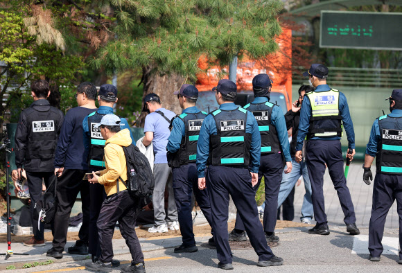 윤석열 전 대통령이 한남동 관저를 떠나 서초동 사저로 거처를 옮기는 것으로 알려진 11일 서울 서초구 사저 아크로비스타 인근에서 경찰이 경계 근무를 서고 있다. 2025.4.11. 연합뉴스