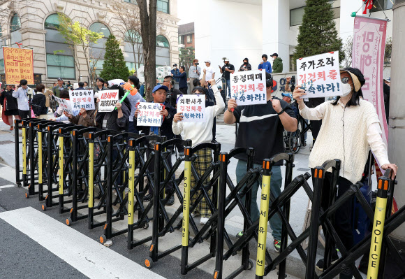 윤석열 전 대통령이 한남동 관저를 떠나 서초동 사저로 거처를 옮기는 것으로 알려진 11일 서울 서초구 사저 아크로비스타 인근에서 구속 촉구 집회가 열리고 있다. 2025.4.11. 연합뉴스