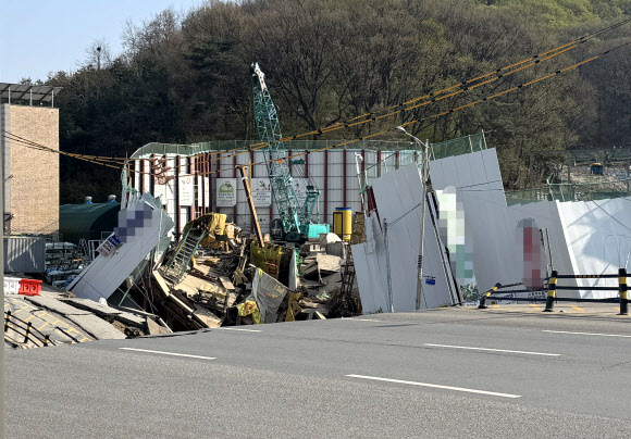 11일 경기도 광명시 일직동 신안산선 지하터널 공사 현장이 붕괴해 주변의 출입이 통제돼 있다. 2025.4.11. 경기도소방재난본부 제공
