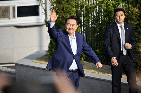 윤석열 전 대통령이 11일 서울 용산구 한남동 관저에서 나와 서초동 사저로 향하기 전 지지자들을 향해 손을 흔들고 있다. 2025.4.11. 연합뉴스