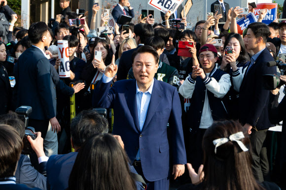 윤석열 전 대통령이 11일 서울 용산구 한남동 관저에서 나와 서초동 사저로 향하기 전 지지자들에게 인사하고 있다. 2025.4.11. 연합뉴스