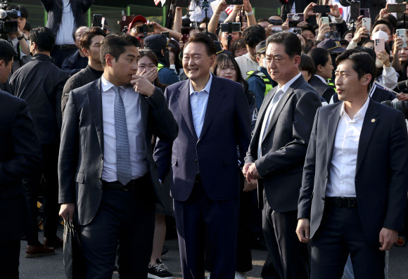 윤석열 전 대통령이 11일 서울 용산구 한남동 관저에서 나와 서초동 사저로 향하기 전 지지자들에게 인사하고 있다. 2025.4.11. 연합뉴스