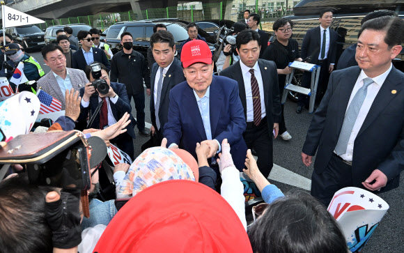 윤석열 전 대통령이 11일 서울 용산구 한남동 관저에서 나와 서초동 사저로 향하기 전 지지자들과 인사하고 있다. 2025.4.11. 연합뉴스