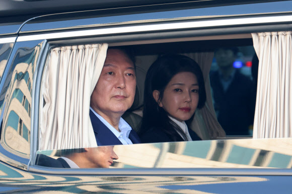 윤석열 전 대통령과 김건희 여사가 11일 서울 용산구 한남동 관저에서 나와 서초동 사저로 향하고 있다. 2025.4.11. 연합뉴스