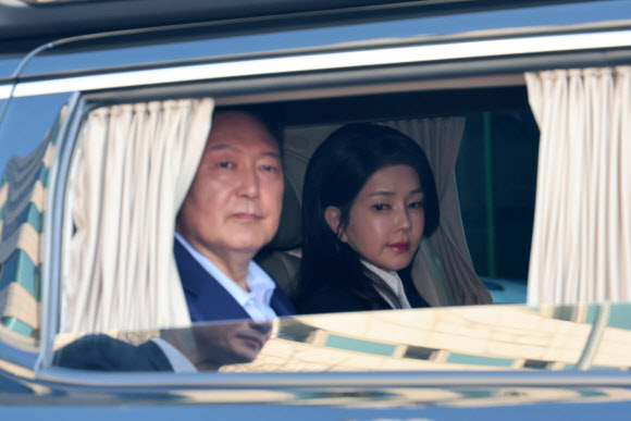 윤석열 전 대통령과 김건희 여사가 11일 서울 용산구 한남동 관저에서 나와 서초동 사저로 향하고 있다. 2025.4.11. 연합뉴스