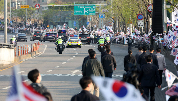 윤석열 전 대통령 부부가 탑승한 차량 행렬이 11일 서울 용산구 한남동 관저에서 나와 서초동 사저로 향하고 있다. 2025.4.11. 연합뉴스