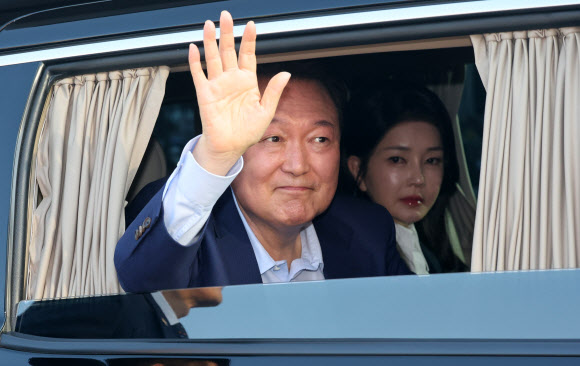 윤석열 전 대통령과 김건희 여사가 11일 서울 용산구 한남동 관저에서 나와 서초동 사저로 향하고 있다. 2025.4.11. 연합뉴스