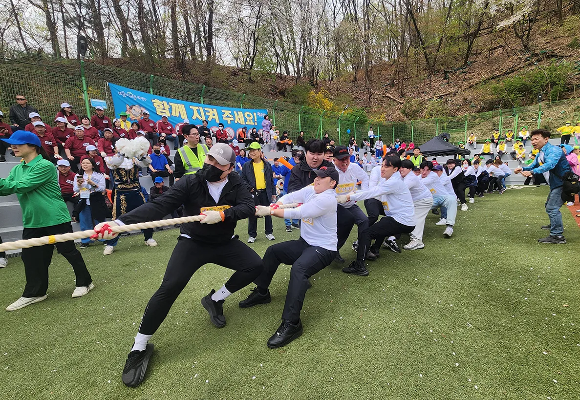 관악구민체육대회에서 줄다리기가 열리고 있다. 

관악구 제공