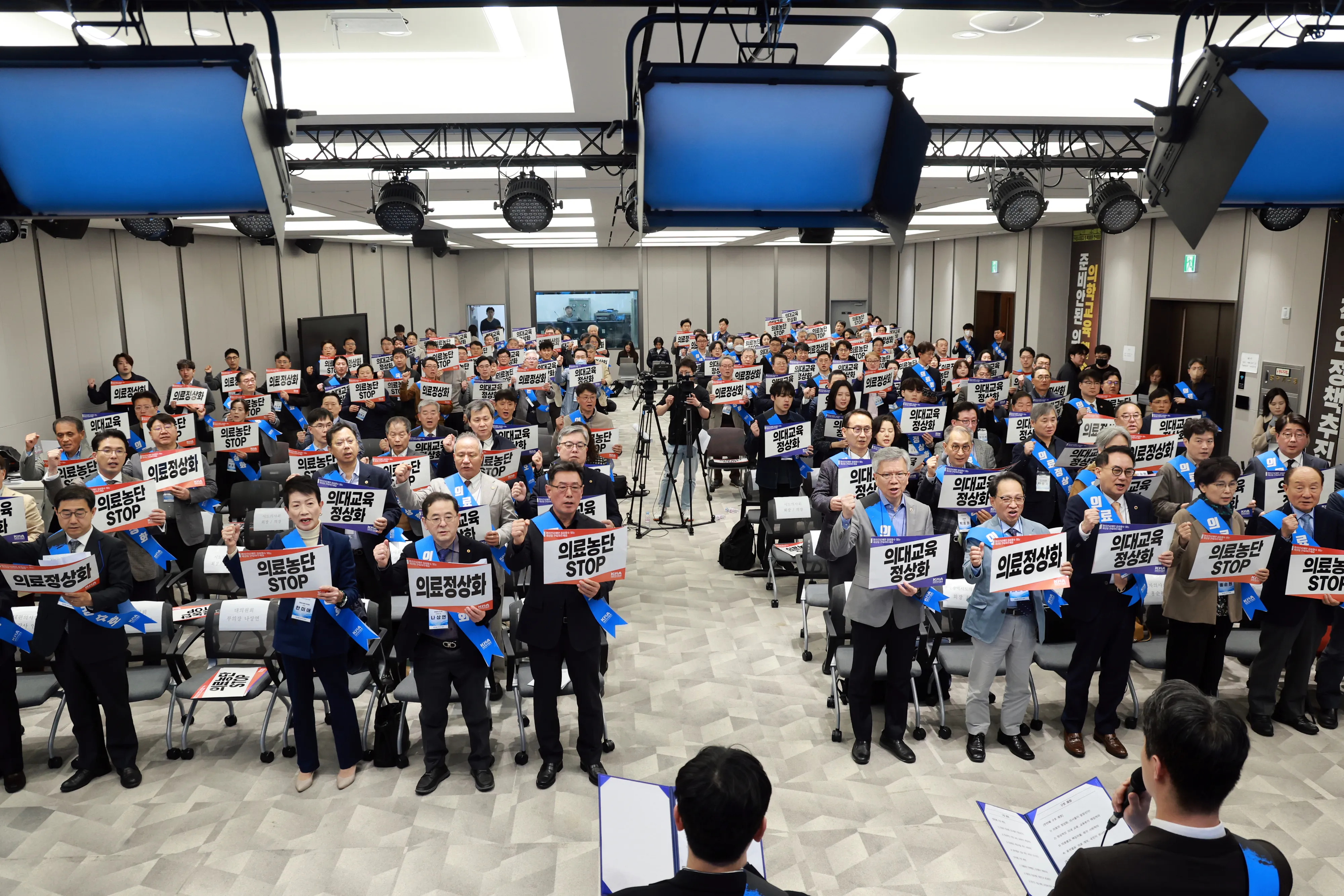 김택우 대한의사협회 회장 등 참석자들이 13일 서울 용산구 의협회관에서 열린 전국의사대표자대회에서 구호를 외치고 있다. 연합뉴스