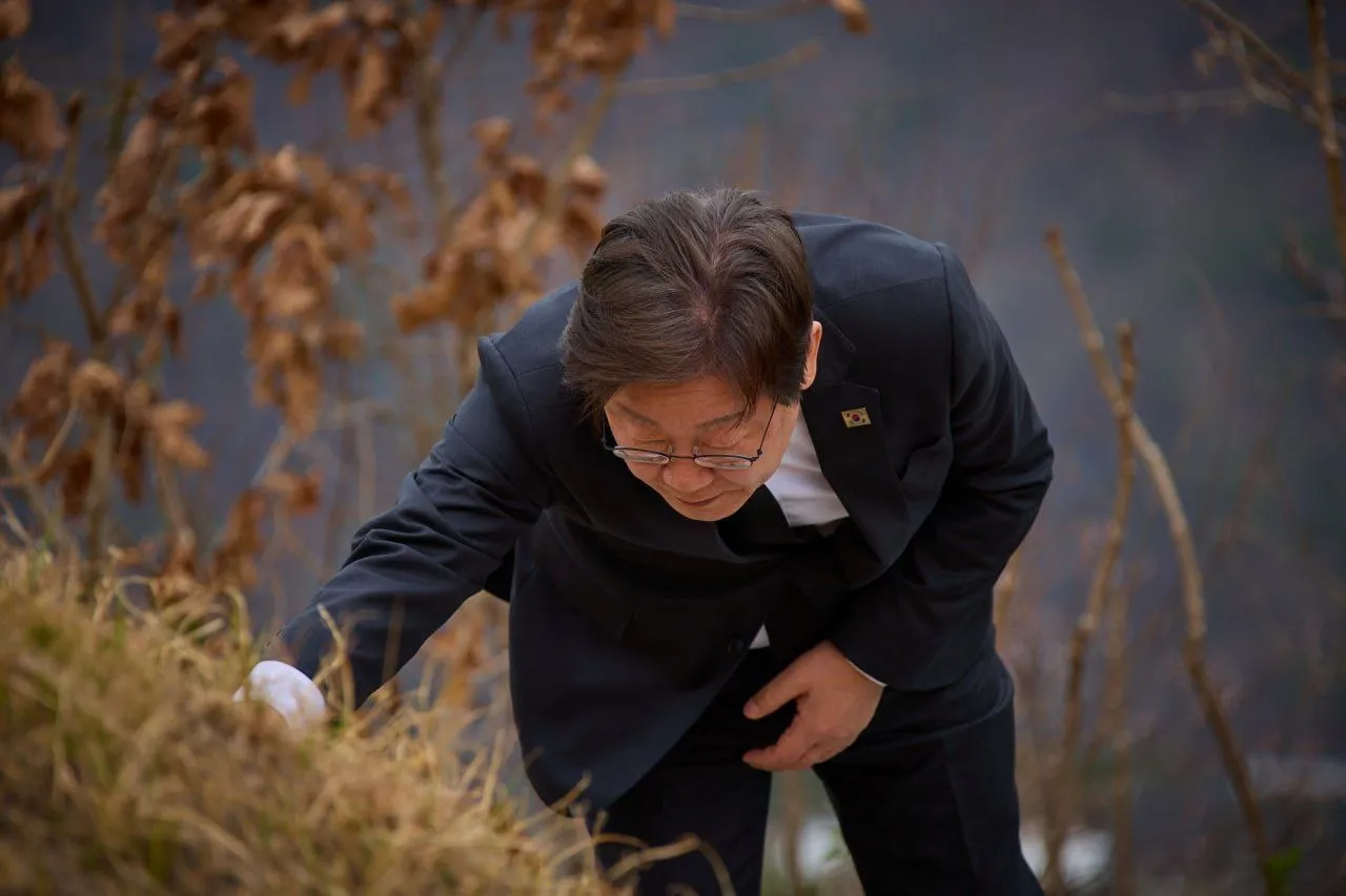 이재명 전 더불어민주당 대표가 지난 12일  고향 경북 안동을 방문해 부모 선영을 참배하고 있다.
이재명 대선 예비후보 캠프 제공