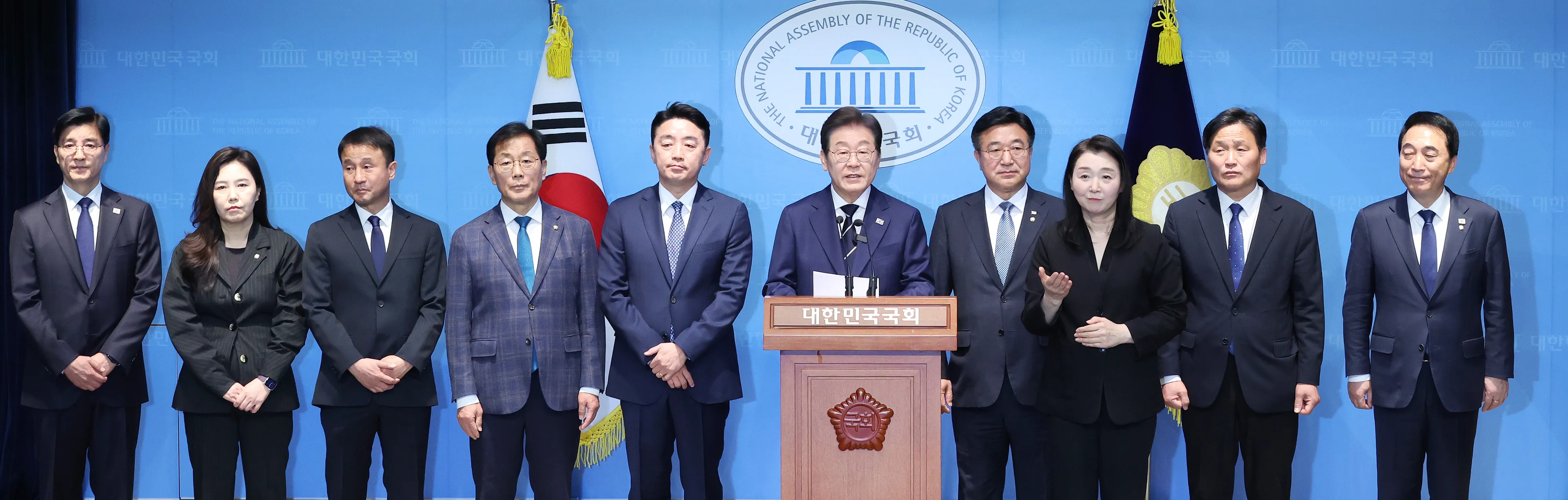 이재명 예비후보 경선 캠프 인선 공개  더불어민주당 대선 경선에 출마한 이재명(가운데) 예비후보가 지난 11일 국회 소통관에서 집권 청사진 등을 소개하는 ‘비전 선포식 및 캠프 일정 발표’를 하고 있다. 왼쪽부터 이해식 비서실장, 강유정 대변인, 한병도 종합상황실장, 윤후덕 정책본부장, 강훈식 총괄본부장, 이재명 예비후보, 윤호중 선대위원장, 수어 통역, 김영진 정무전략본부장, 박수현 공보단장. 2025.4.11