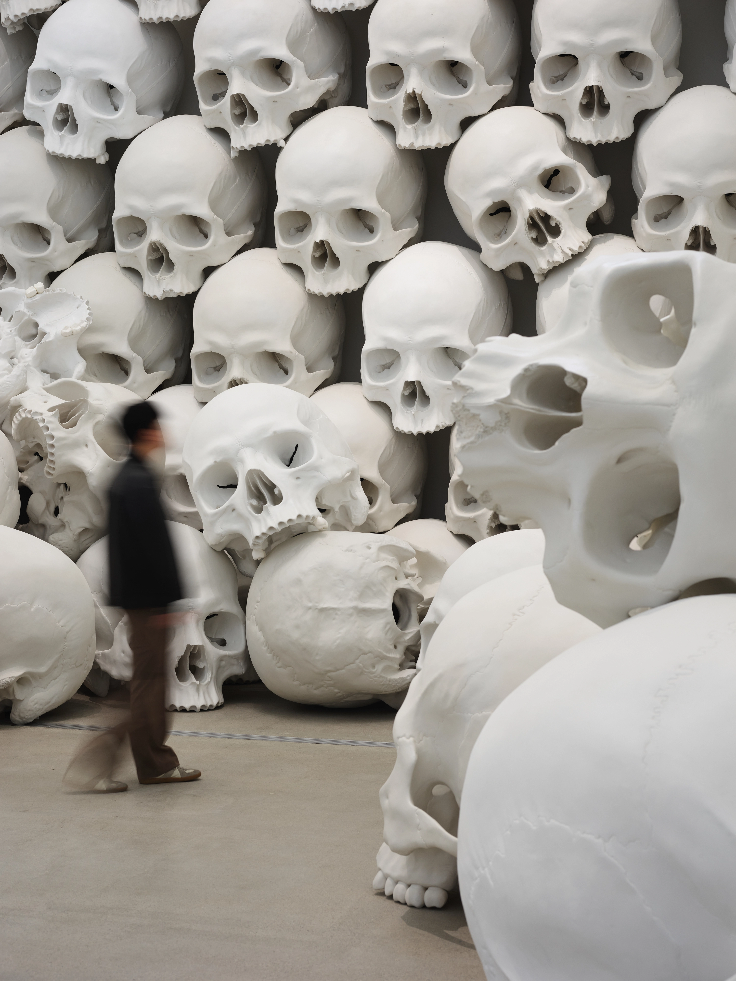 론 뮤익 ‘매스’를 둘러보는 관람객의 모습. 국립현대미술관 서울관의 높은 층고를 활용해 대형 두개골을 쌓고 쏟아져 내리는 듯한 모습을 연출했다.
국립현대미술관 제공