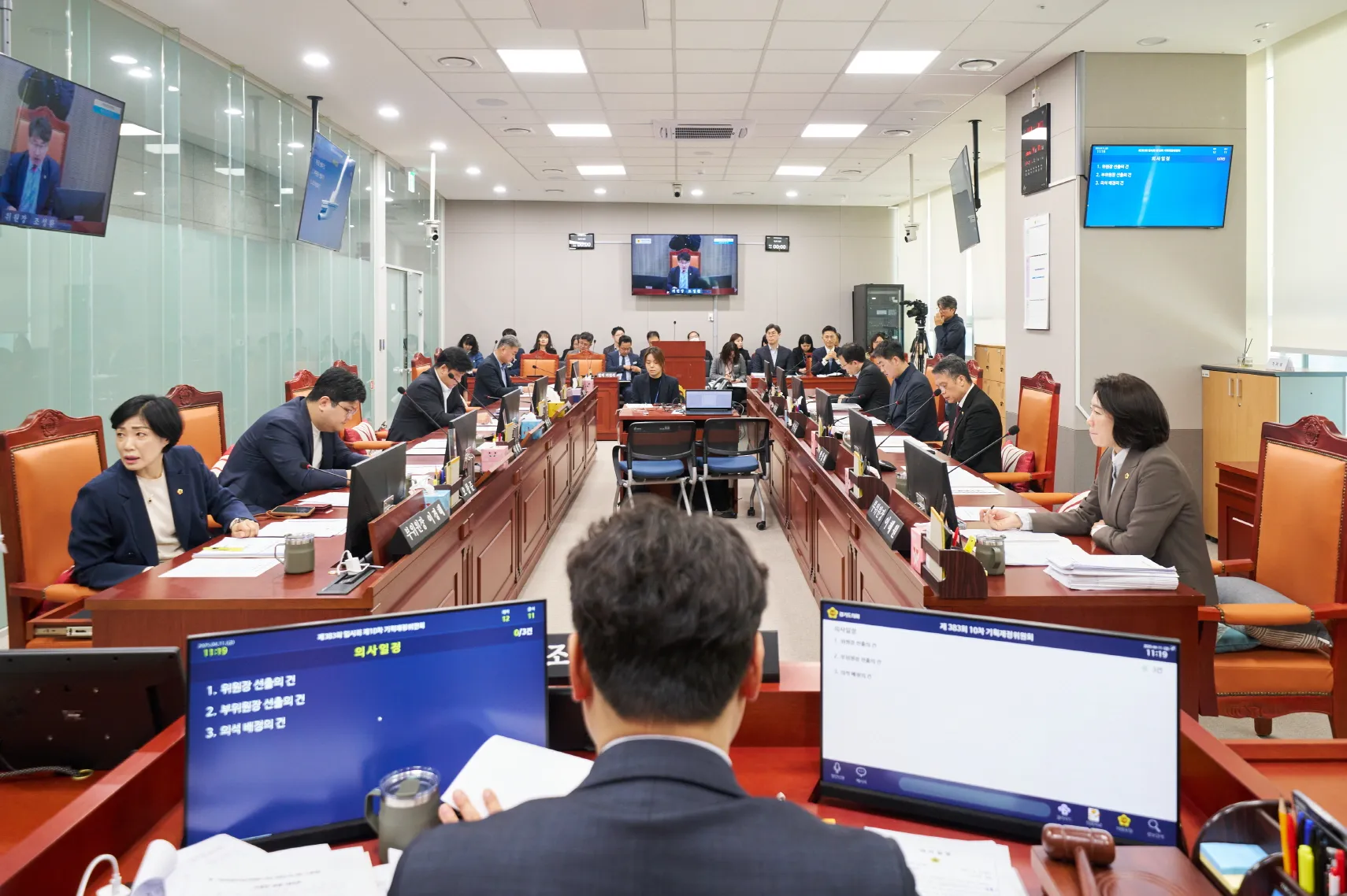 제383회 경기도의회 임시회 제1차 기획재정위원회 회의. 조성환 위원장을 비롯한 위원들이 경기북부 접경지역의 기회발전특구 지정 촉구 결의안을 심의하고 있다.