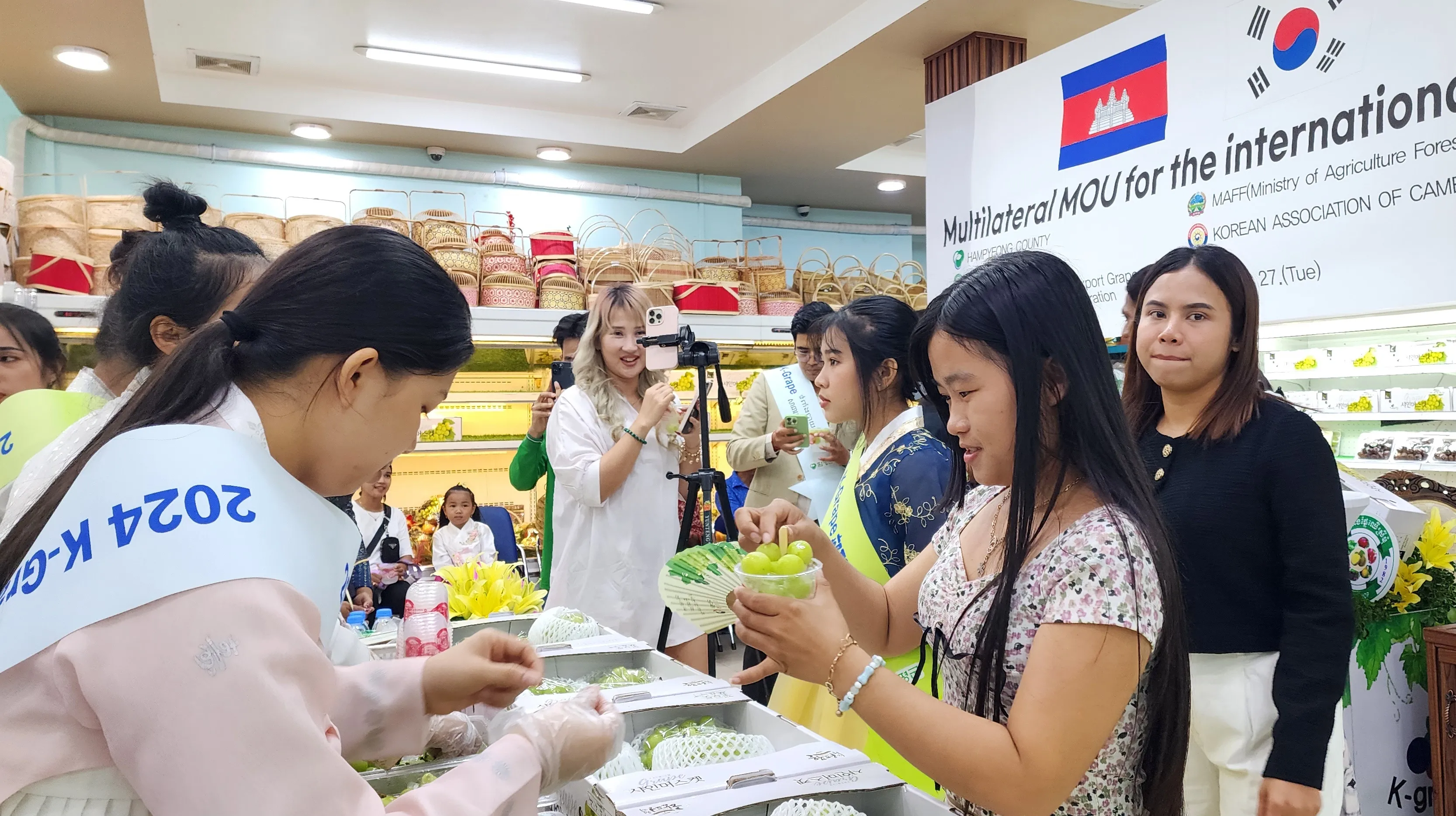 함평군이 지난해 8월 캄보디아 프놈펜에서 함평산 샤인머스캣 수출 판촉 행사를 하고 있다.
함평군 제공