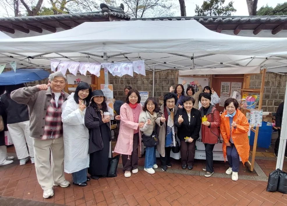 지난 13일 ‘돌담길 바자회’에서 서울시 여성단체협의회와 함께한 김영옥 위원장(앞줄 오른쪽에서 세 번째)