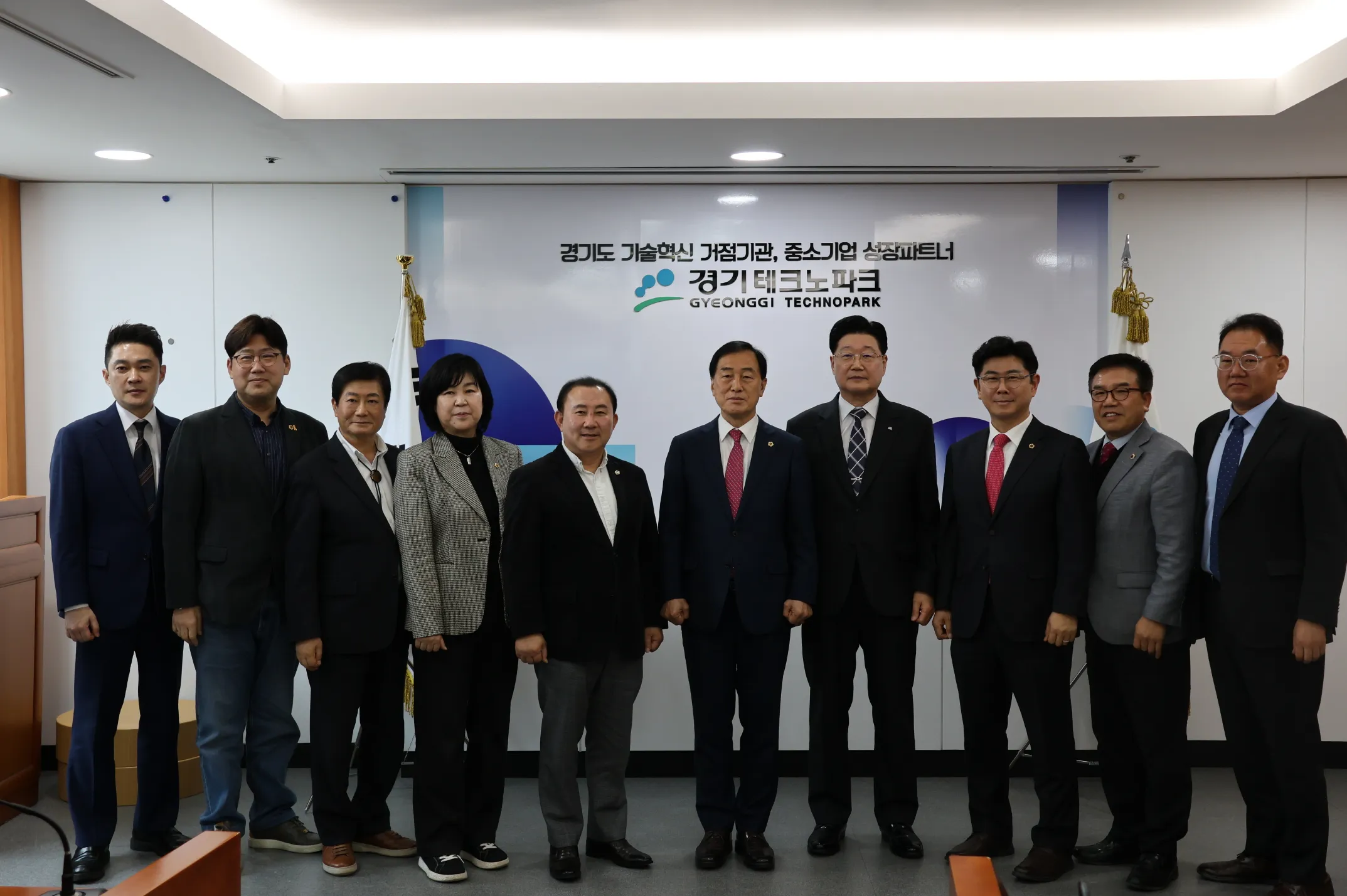 경기도의회 미래과학협력위원회 의원들이 4월 14일, 경기테크노파크를 방문해 관계자들과 현안 점검 및 정담회를 가진 후 단체사진을 촬영하고 있다.